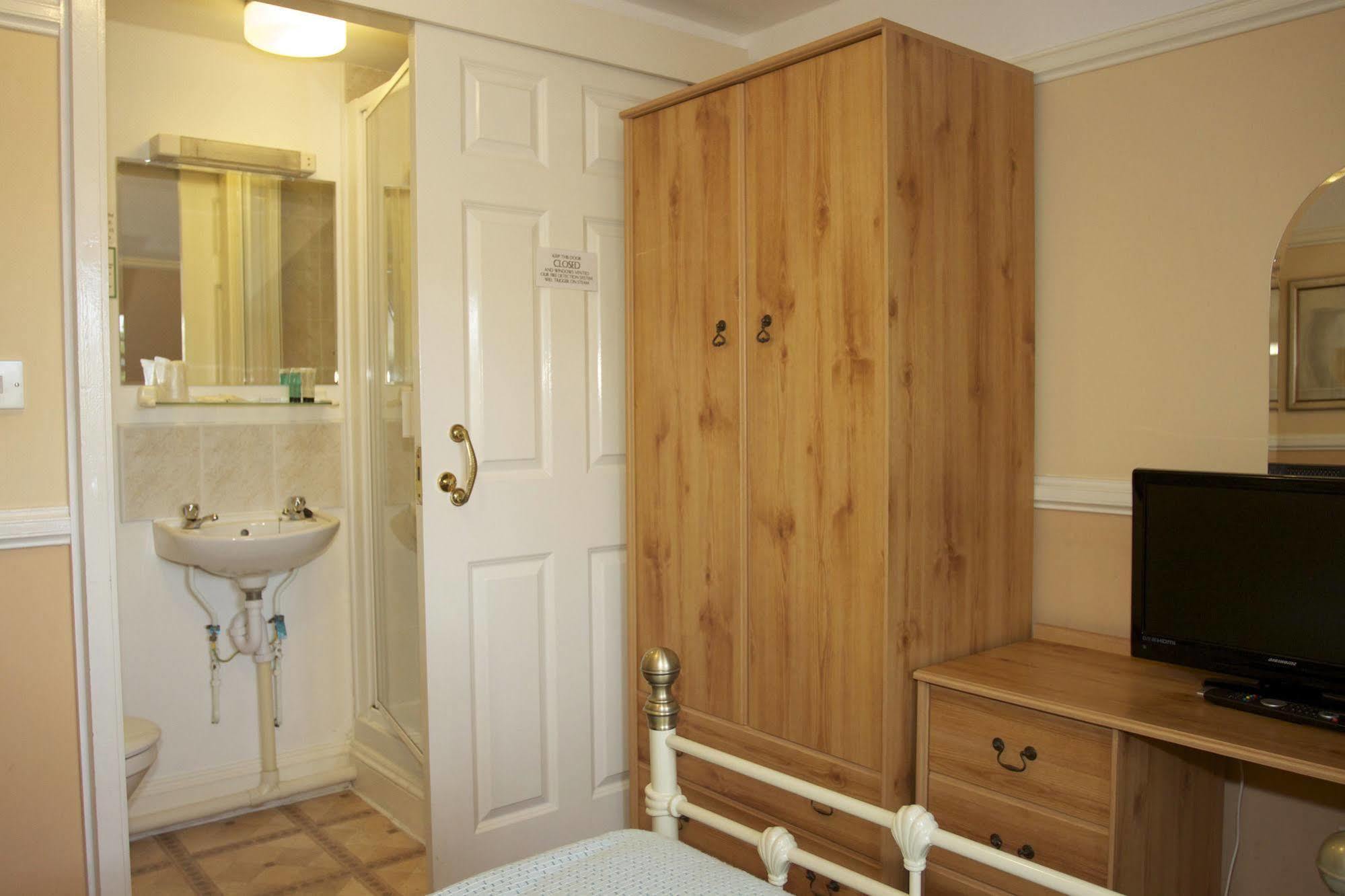 Elme Hall Hotel Уисбийч Екстериор снимка